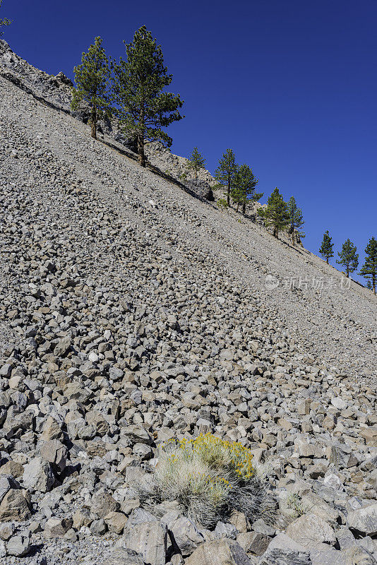 Mono - inyo火山口是加利福尼亚东部Mono县的一个由火山口、圆顶和熔岩流组成的火山链。流纹岩和黑曜岩的休止角。Mono盆地,加利福尼亚。